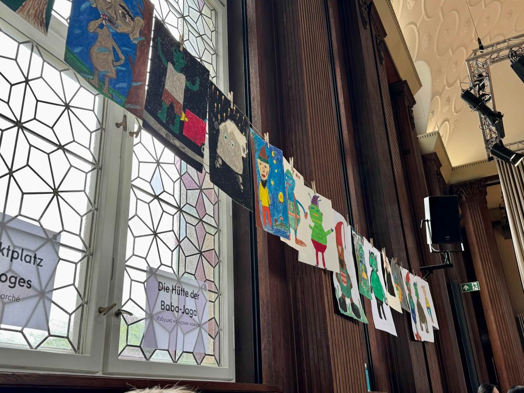 Zum Konzert "Bilder einer Ausstellung" haben die Schüler:innen Bilder gemalt und in der Aula aufgehängt.
