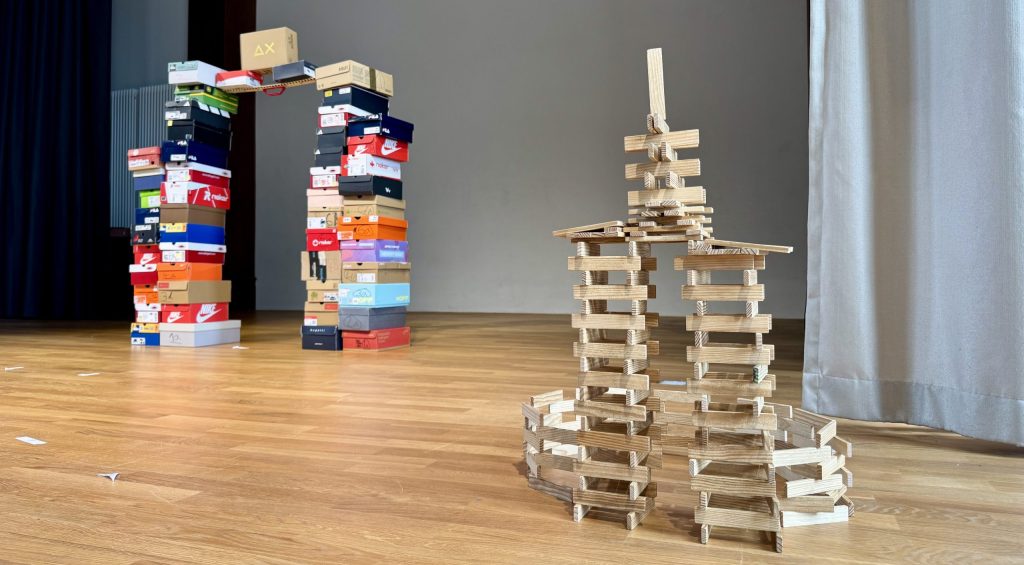 Schülerinnen haben sich von Mussorgskis "Bilder einer Ausstellung" zu Gebäuden aus Kartons und Kaplasteinen inspirieren lassen und sie auf die Bühne gebaut.