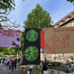 Für die Schulstraßenaktion hängen vor der Schule von den Kindern gemalte Plakate quer über der Rothenburg-Straße.