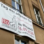 Schild kündigt Tag der offenen Tür an