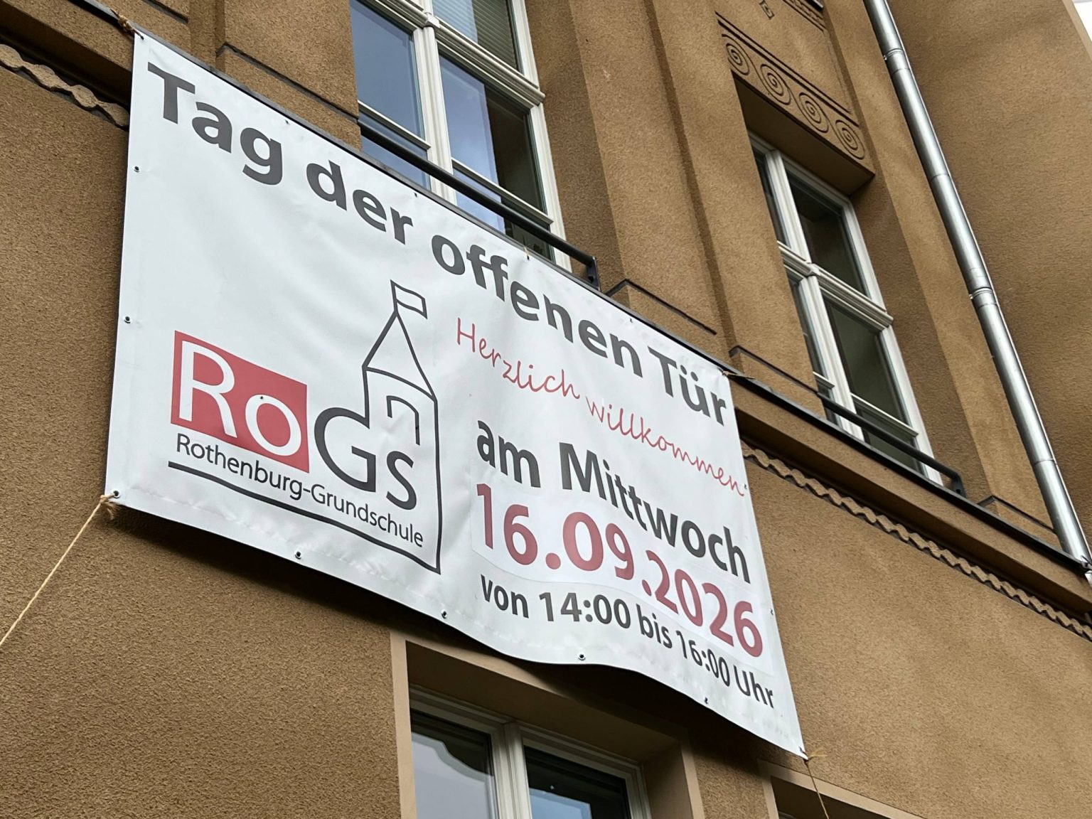 Schild kündigt Tag der offenen Tür an